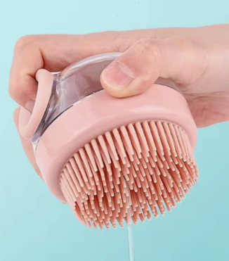 Brosse de bain & massage pour chien et chat — avec distributeur de shampoing intégré