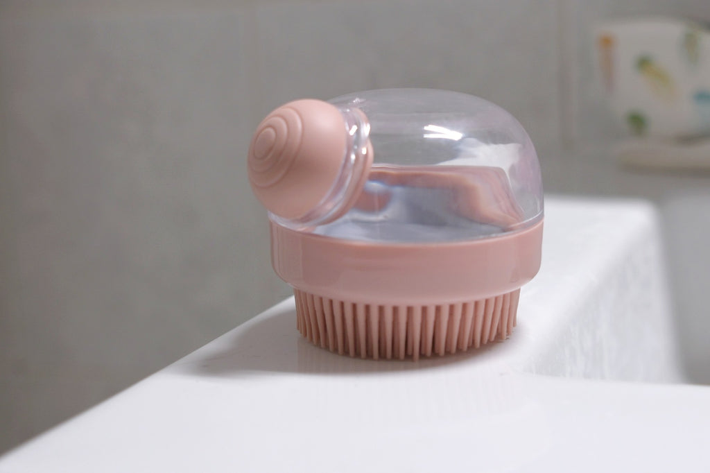 Brosse de bain & massage pour chien et chat — avec distributeur de shampoing intégré